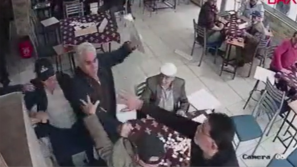 Dedeler birbirine girdi! Okey masasında taş kavgası