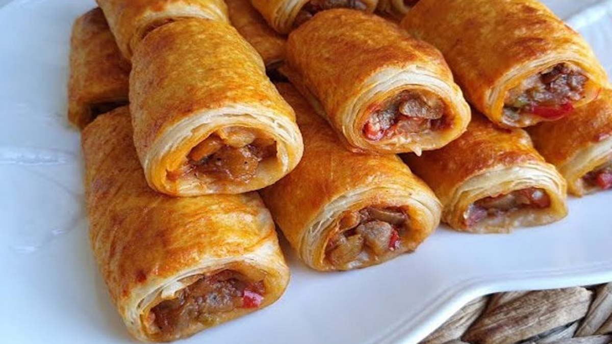 Bu böreği bir kere bile yapan yandı! Eşiniz sabah akşam bu tarifi isteyecek: İşte çıtır çıtır patlıcanlı börek tarifi