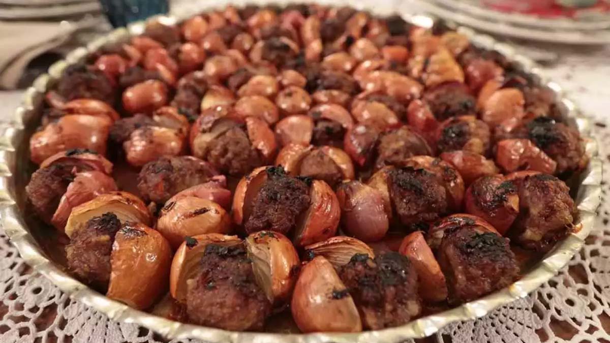 Akşama ne pişirsem diyenlerin yemeği hazır! İşte şifa deposu soğan kebabı: Görüntüsü bile mutfağa koşturacak