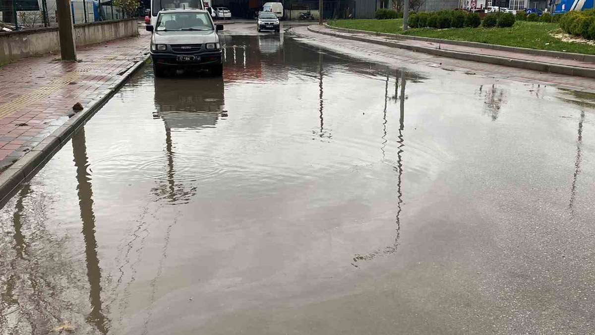 Çanakkale'yi sağanak vurdu! Dere taştı, otomobiller suya gömüldü
