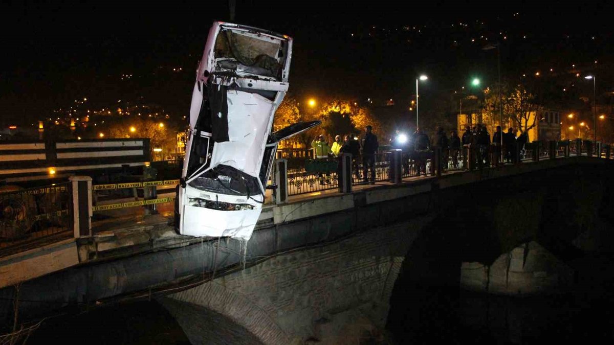 Seyir halindeki otomobil Yeşilırmak Nehri’ne uçtu: 1 ölü