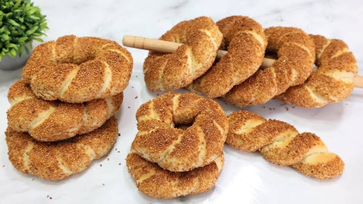 Evde 1 paket milföy hamuruyla çıtır çıtır sokak simidi tarifi! Yemeye doyamacaksınız