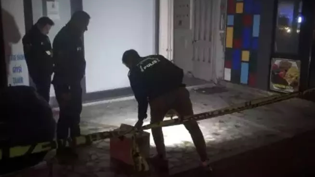 Avcılar'da korkunç olay! Oğlunu öldürüp anne ve babasını yaraladı