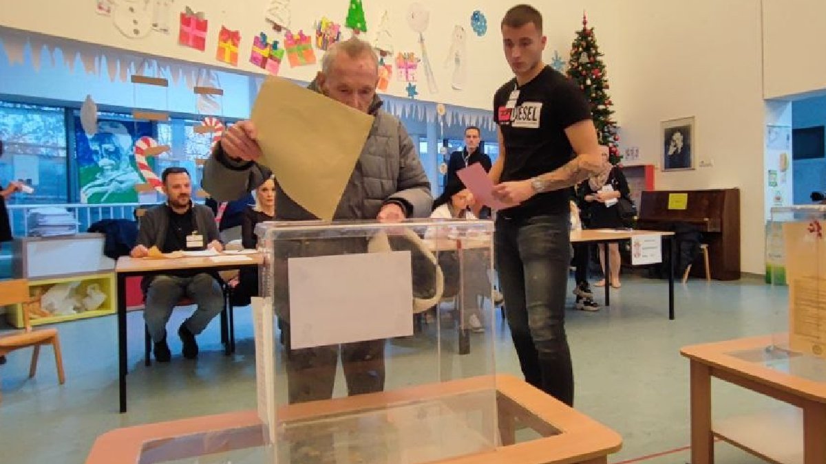 Sırbistanlılar erken seçimde oy kullanıyor