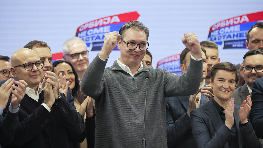 Sırbistan'da seçimin galibi iktidar partisi oldu: Cumhurbaşkanı Vucic zaferini ilan etti