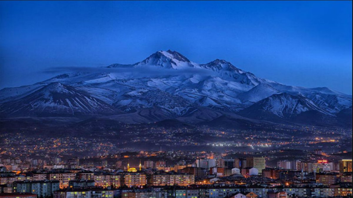 Erciyes Dağı Nerededir: Türkiye'nin Göz Kamaştıran Zirvesi