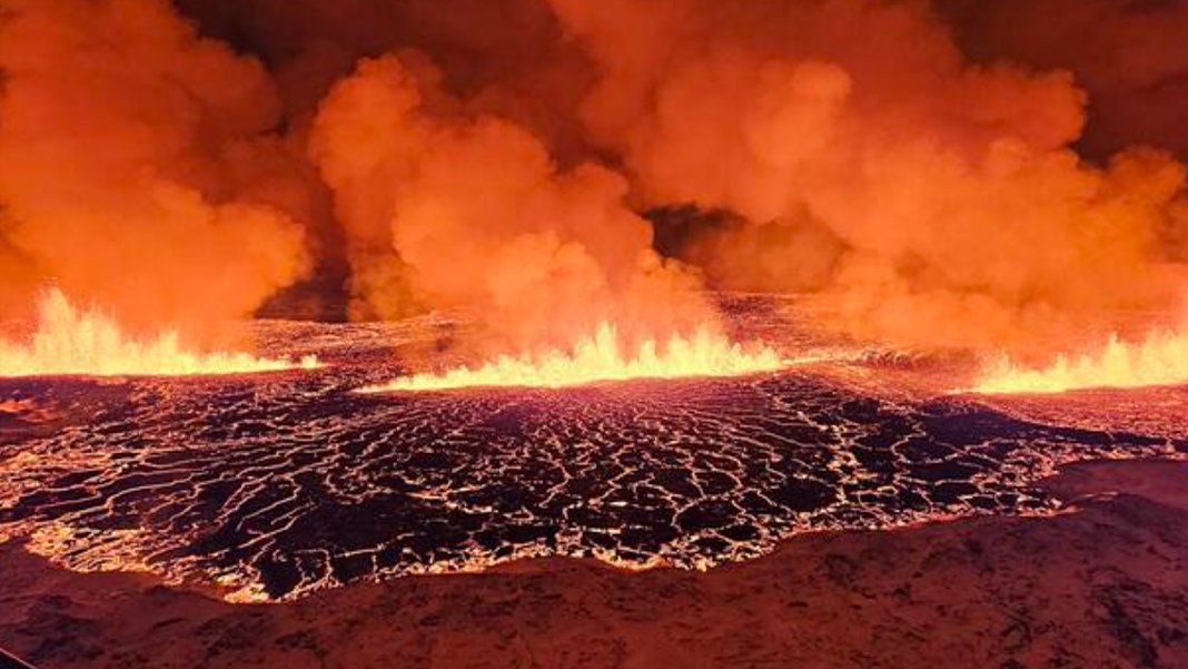 Önce deprem oldu sonra yanardağ patladı: 4 bin kişi tahliye edildi