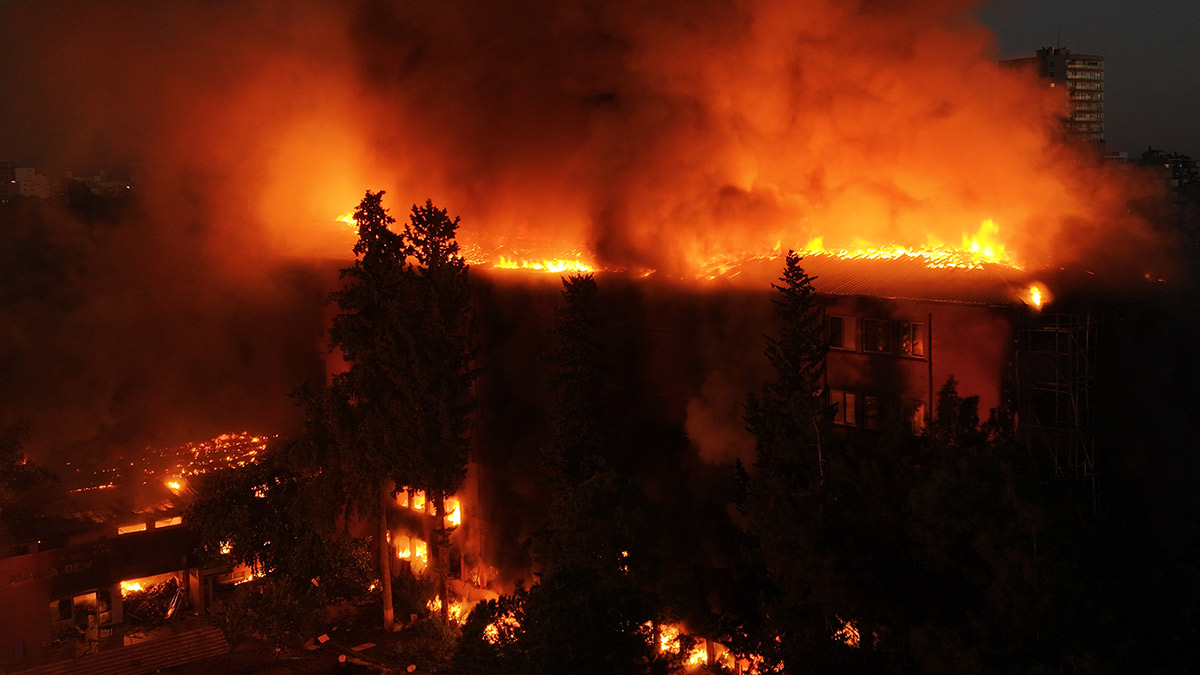 Adana'da eski devlet hastanesinde yangın: Tüm bina alevlere teslim oldu
