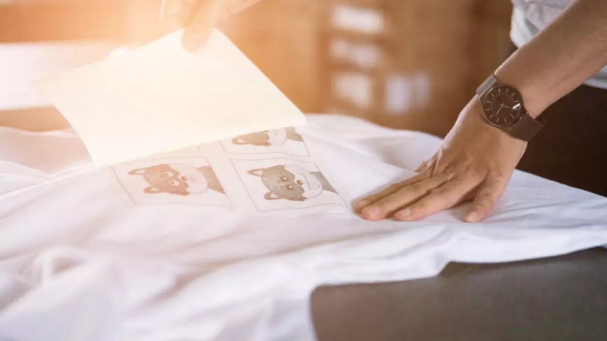 En sevdiğiniz tişörtünüzün baskısı eskidiyse üzülmeyin! Bozulan baskıları düzeltmenin kolay bir yolu var: Tek malzeme yetiyor