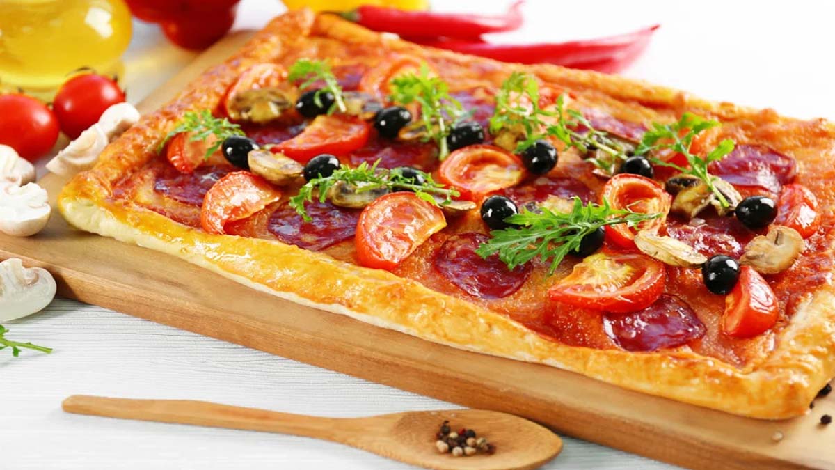 Milföyden pizza tadında börek tarifi! Bunu yapmak için saat farketmez, çünkü pratik olduğu kadar da hafif