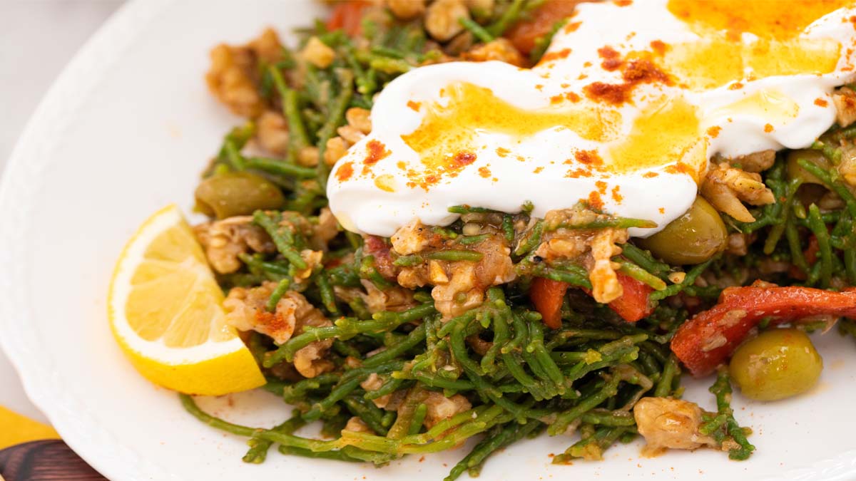 Az kalorili çok lezzetli! Yoğurtlu cevizli deniz börülcesi tarifi: Görüntüsü bile ağzınızın suyunu akıtacak