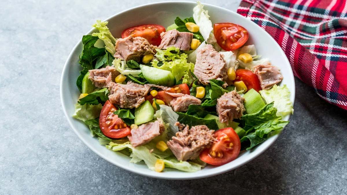 Cafelerde yediklerinizi tahtından edecek! İşte besleyici ton balıklı salata tarifi, yediğiniz en doyurucu salata bu olabilir