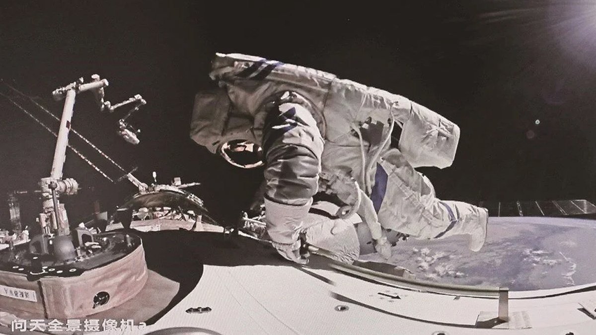 Çin'in yeni taykonot ekibi ilk uzay yürüyüşünü yaptı