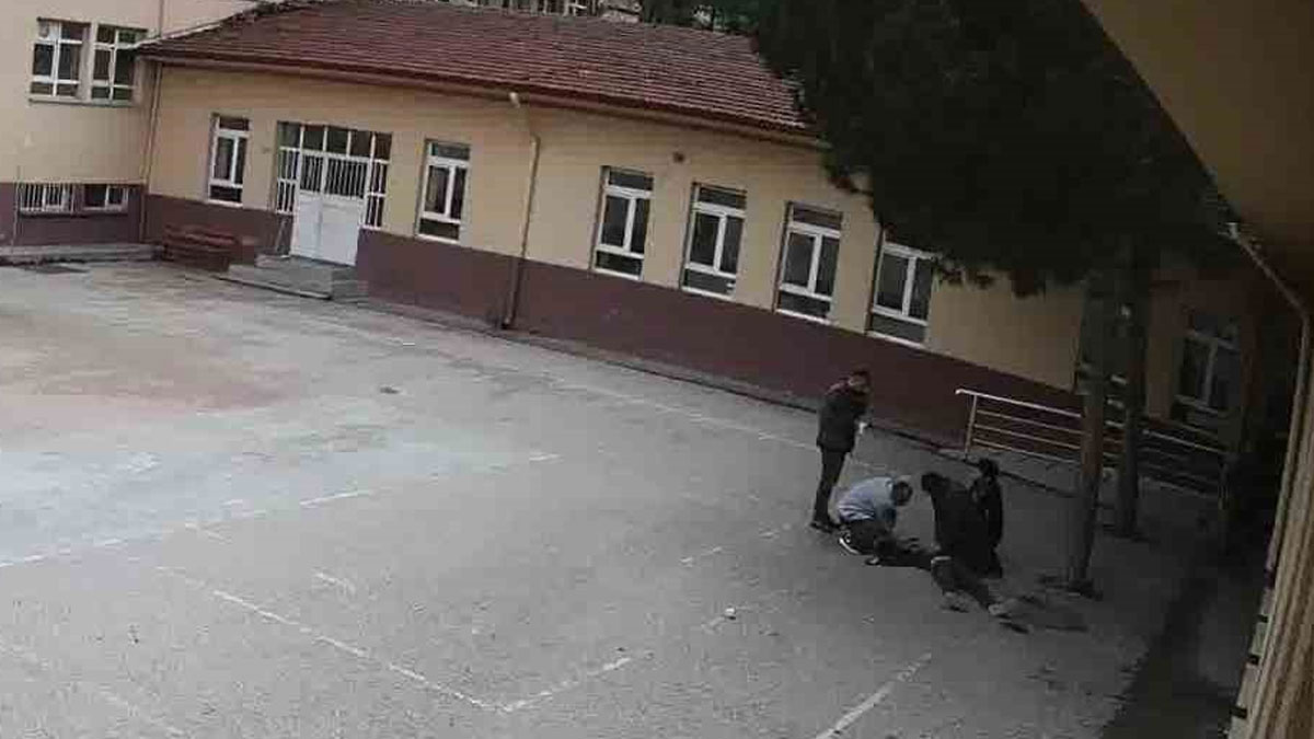 Okul bahçesinde yere yığıldı: Öğretmeni kalp masajı ile hayata bağladı
