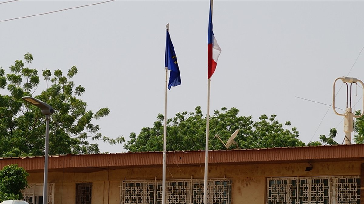 İstenmeyen kişi ilan edilmişti: Fransa, Nijer’deki Büyükelçiliğini kapatıyor