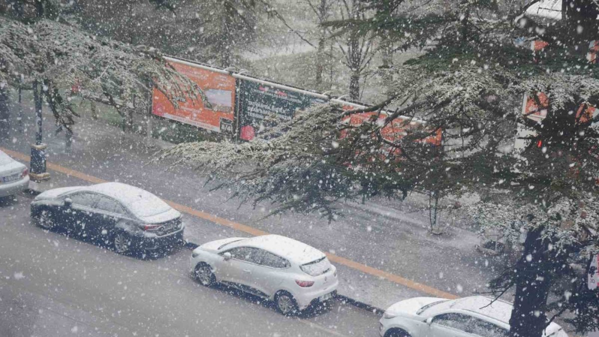 Zemheri kışı kendini gösterdi! Meteoroloji günlerdir uyarıyordu, kar Türkiye'ye o ilden giriş yaptı