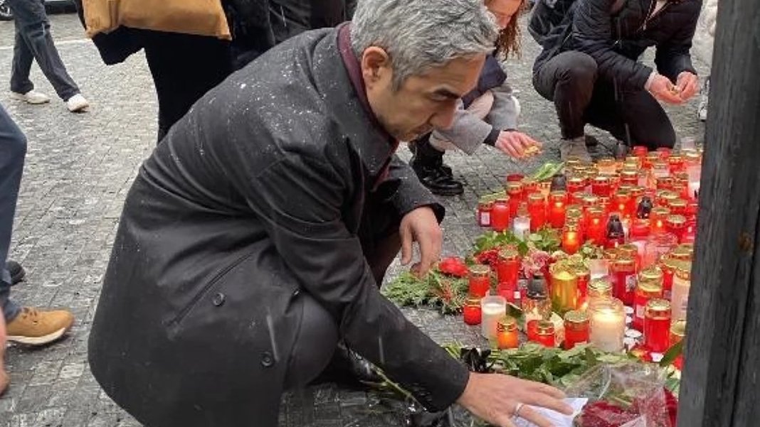 ABD ve İngiltere'den ‘Prag’ yası: Saldırıda hayatını kaybedenler anıldı