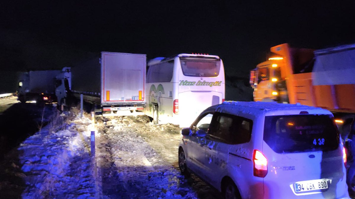 Bingöl'de yolcu otobüsü 2 tırla çarpıştı: Çok sayıda yaralı var