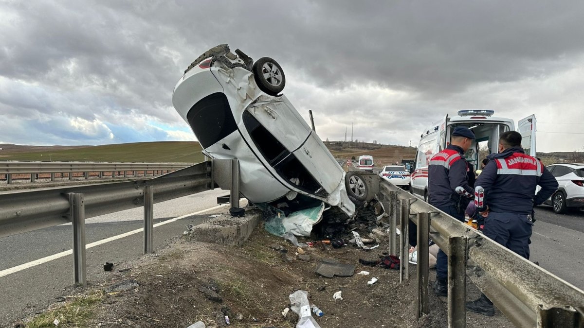 Kırıkkale’de otomobil refüje devrildi: 5 yaralı