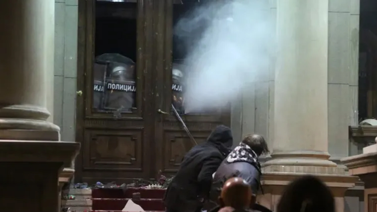 Seçimde usulsüzlük iddiaları: Sırbistan'da protestolar belediye başkanlığına sıçradı