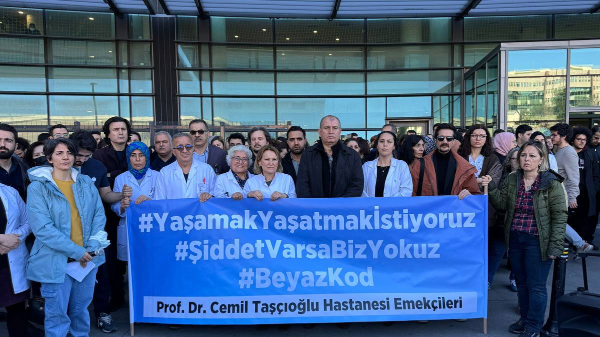 Şişli'de hasta yakınları doktora saldırmıştı: Hastane önünde sağlıkta şiddet protestosu