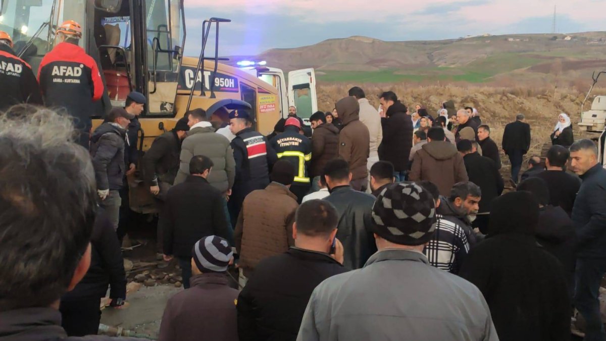 Kum ocağındaki istinat duvarı işçilerin üzerine çökmüştü: Enkaz altında kalan işçinin cansız bedenine ulaşıldı