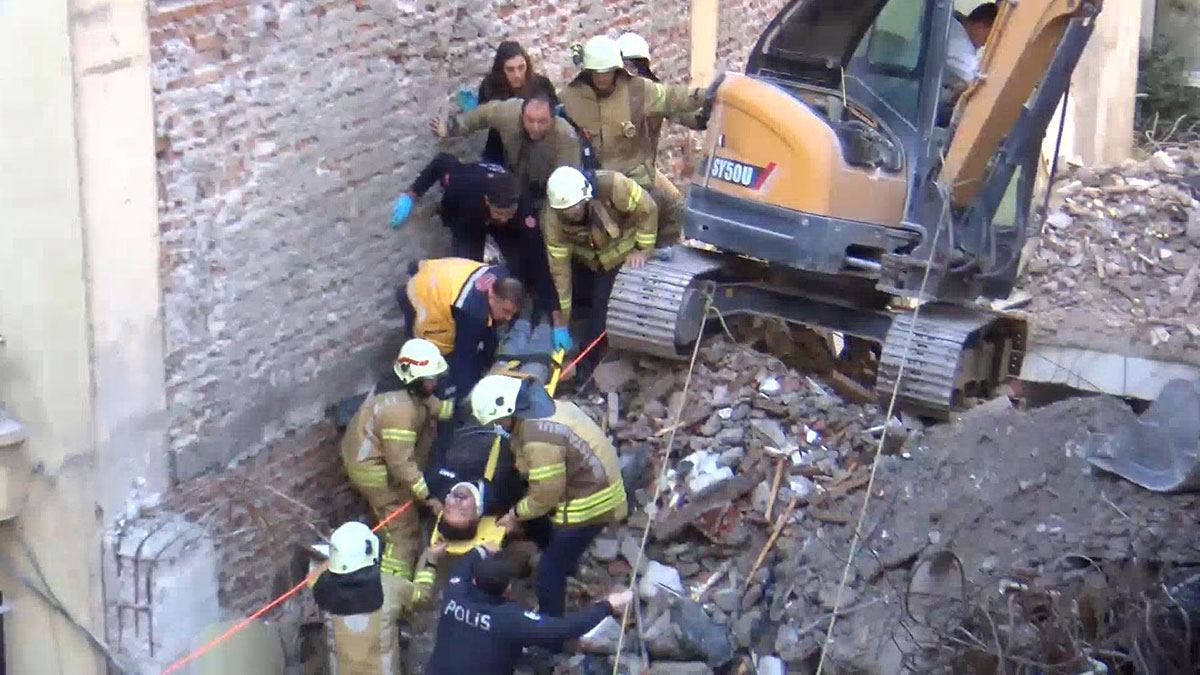 Kadıköy'de bina çöktü: Enkaz altında kalan kişi kurtarıldı