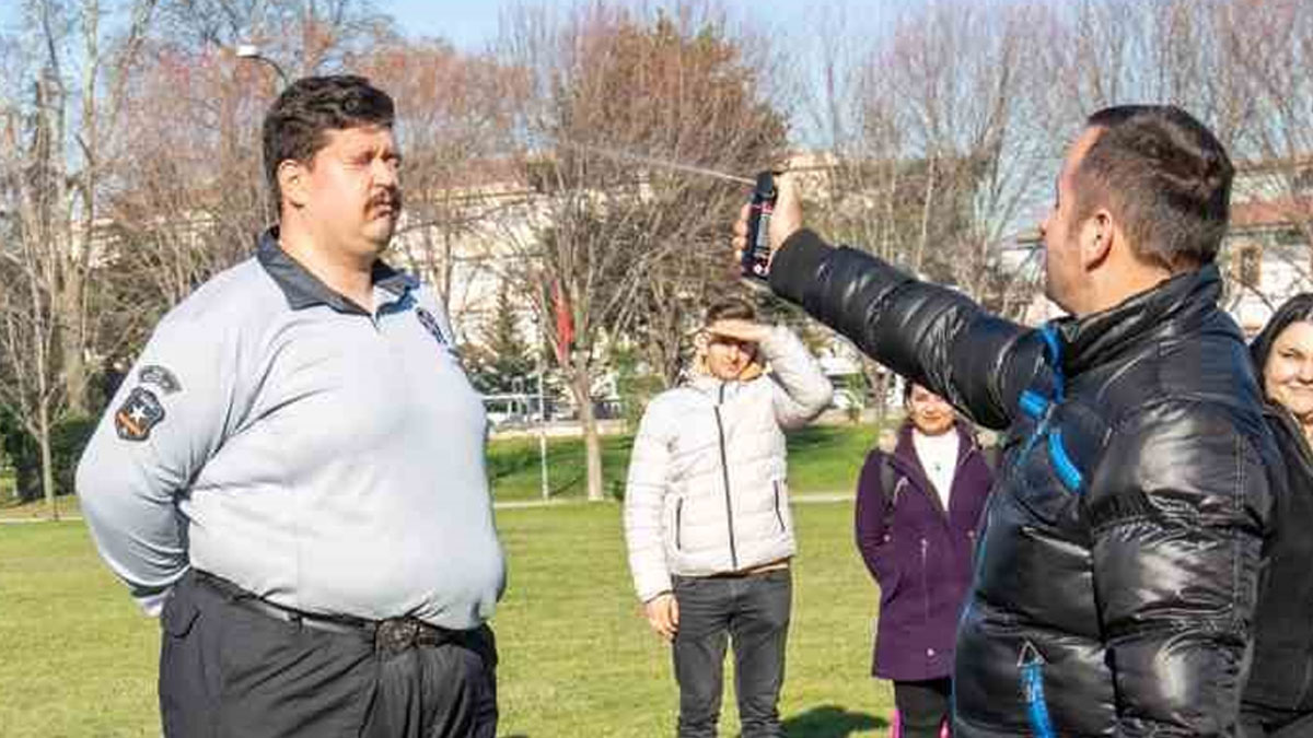 Bursa'da 'biber gazı eğitimi': Önce kendilerine sıktılar