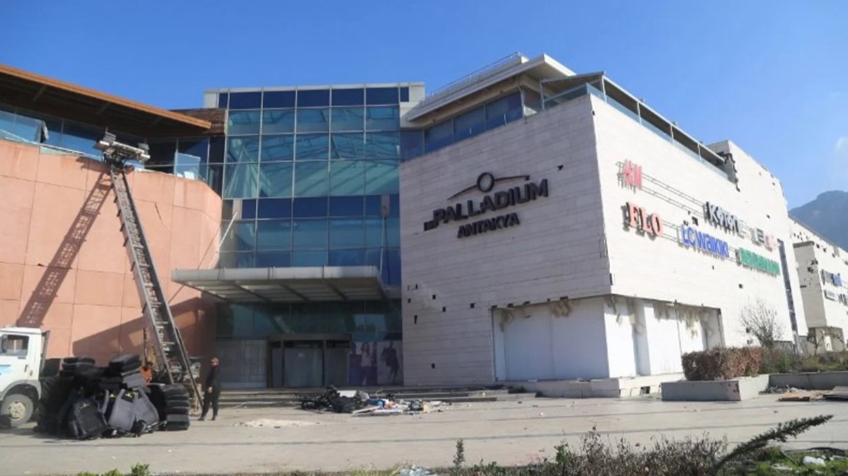 Depremde ağır hasar gören AVM yıkılıyor