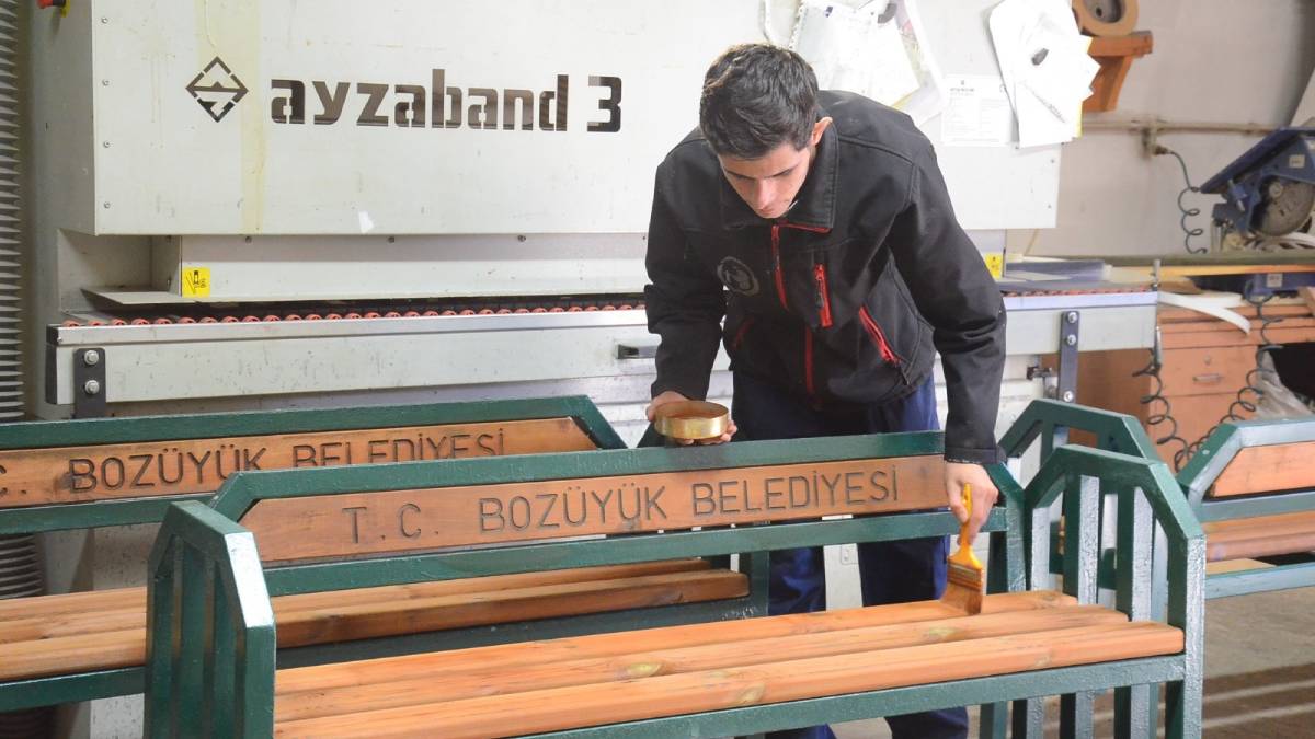 Park bahçelerde bakım ve temizlik çalışmaları sürüyor