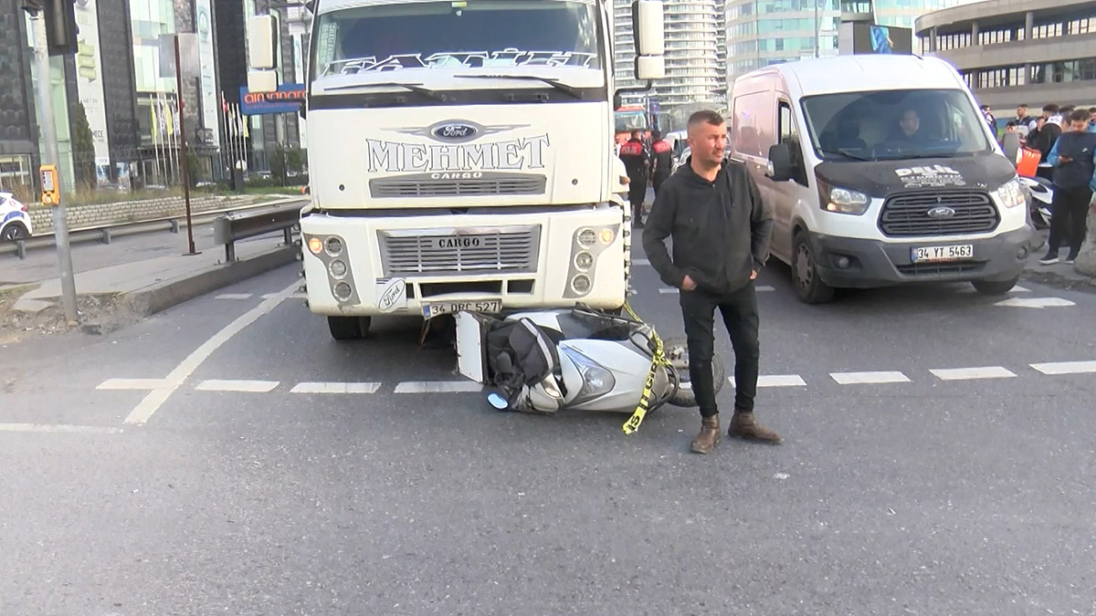Başakşehir'de feci kaza! Kamyonun çarptığı motokurye hayatını kaybetti