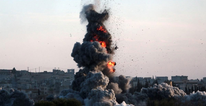 IŞİD Kobani'ye patlamayla 
geri döndü: 12 ölü