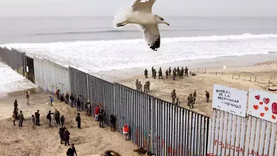 ABD-Meksika sınır geçişleri açık tutulacak