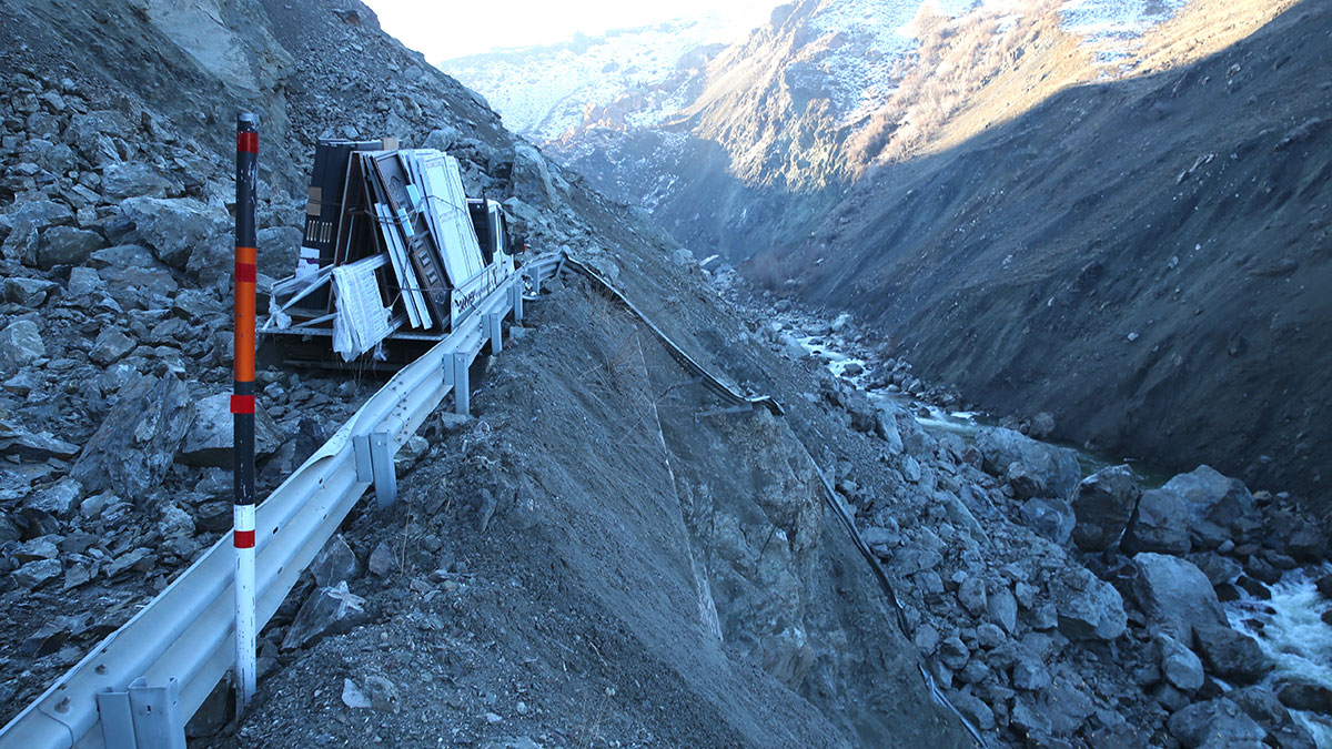 Hakkari-Yüksekova kara yolunda heyelan: 3 kişi yaralandı