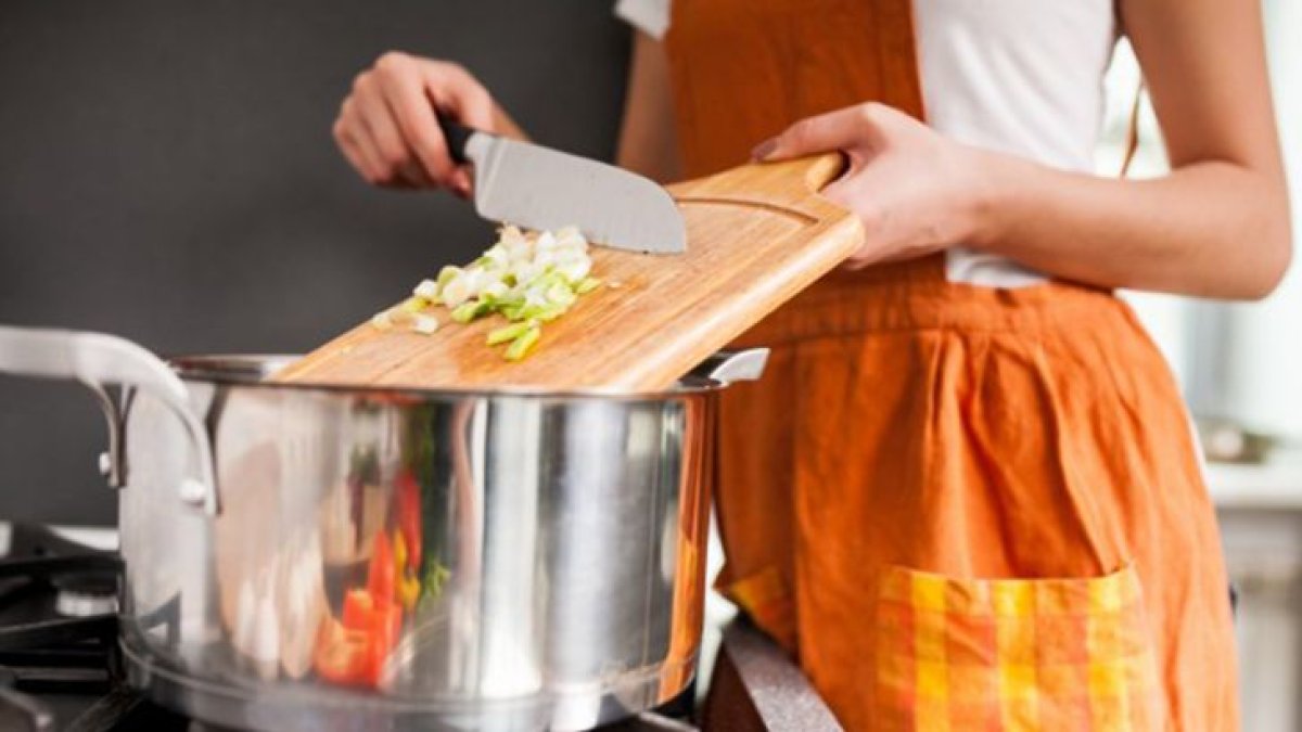 Evinize sinen yemek kokusundan 10 dakikada kurtulun! Evinizi yeni temizlemişsiniz gibi kokacak