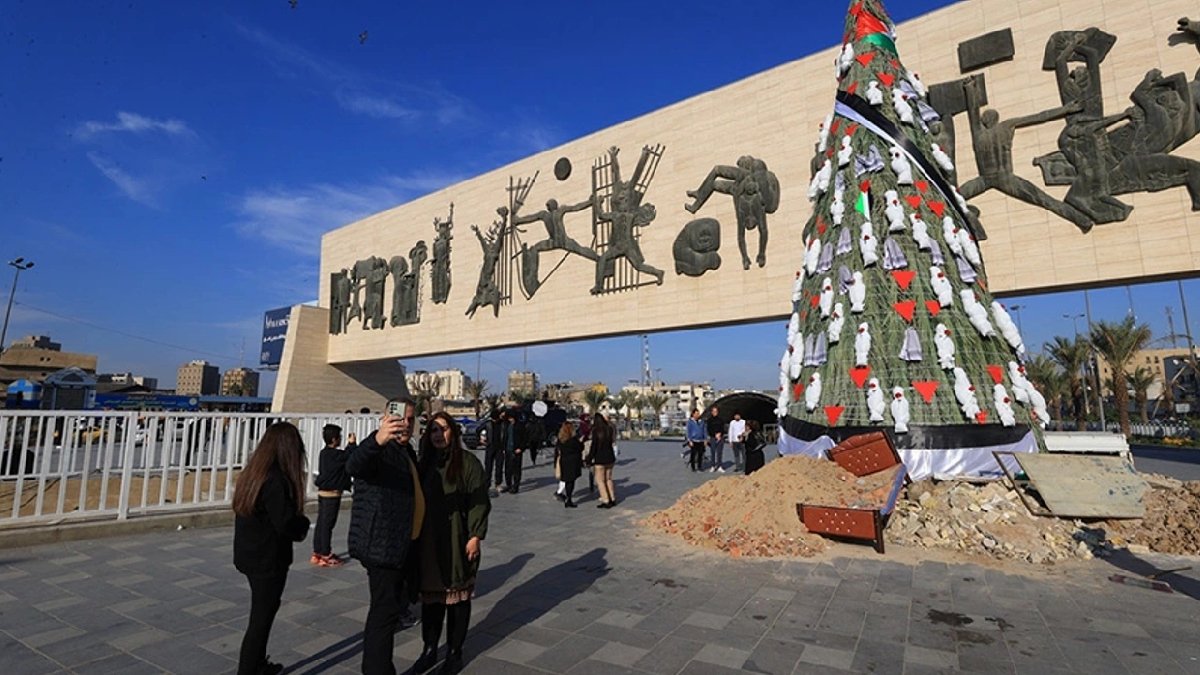 Irak katledilen 9 bin Filistinli çocuğu böyle andı: Yılbaşı ağacına kefenli çocuk maketleri astılar