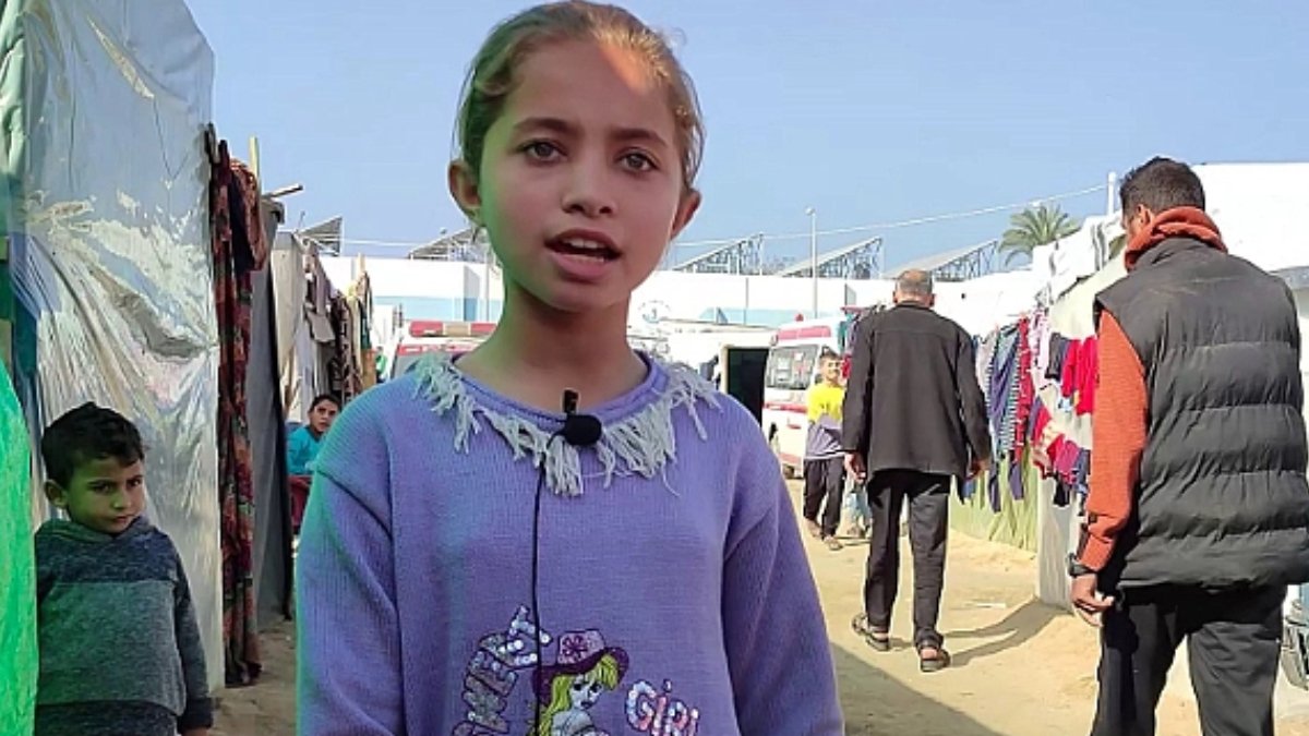 Gazzeli küçük kız dünyaya sitem etti: Filistinli çocuklar roket altında, dünya yılbaşını kutluyor