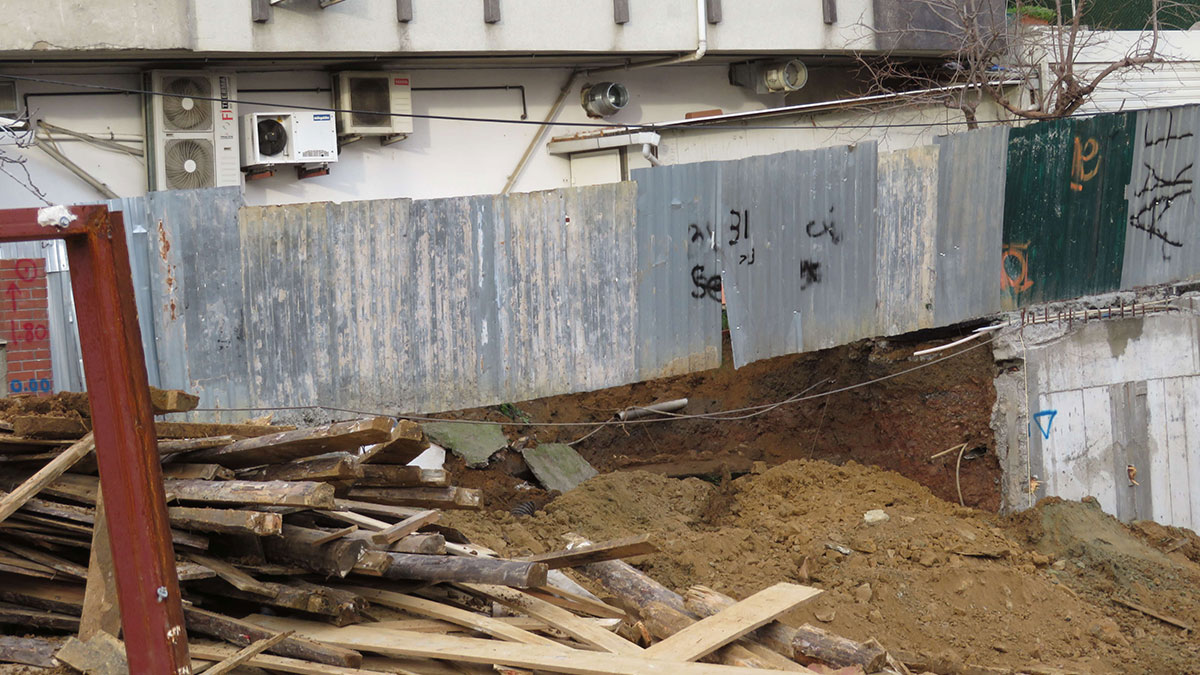 Üsküdar'da istinat duvarının çökmesi paniğe neden oldu