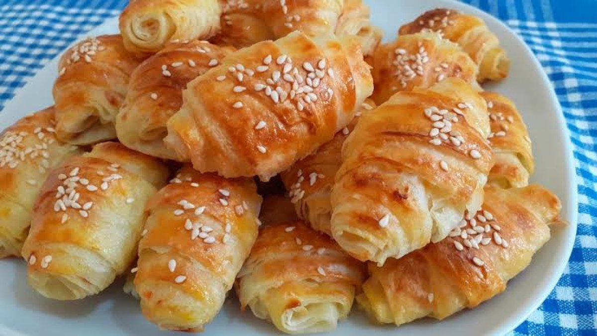 Yufkanın arasına bundan sürün böreğiniz çıtır çıtır olacak! Börekçilerin sırrı