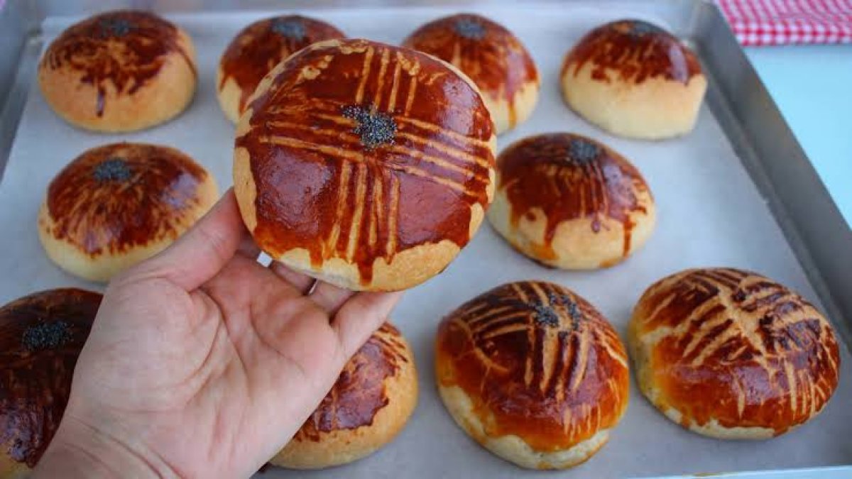 Bu poğaçayı yapan pastanenin yolunu unutacak! Sütü böyle kullanın dağ gibi kabarıyor