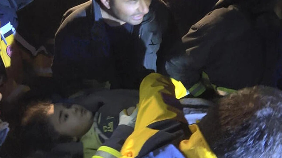 Enkazdan kolu kesilerek çıkarılmıştı! Derya Balta'nın kucakladığı Hilal ayağa kalktı: Sözleri herkesi ağlattı