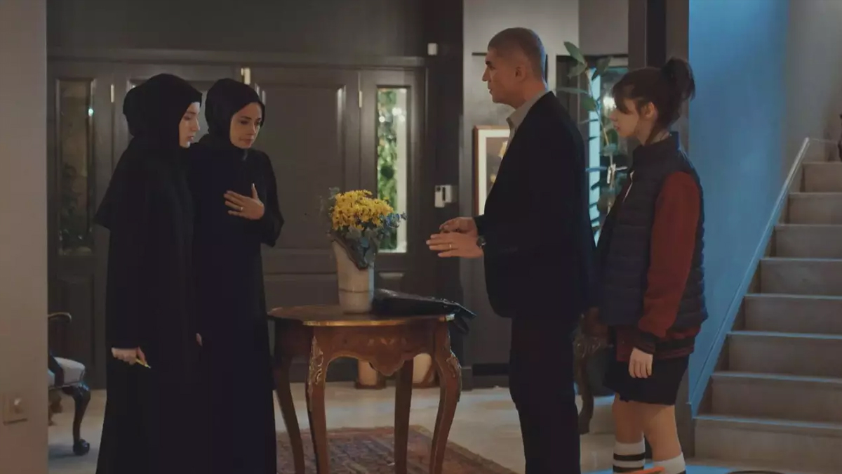 'Kızıl Goncalar' yasağı Fransız basınında: Türkiye'de 'Kırmızı Goncalar' savaşı