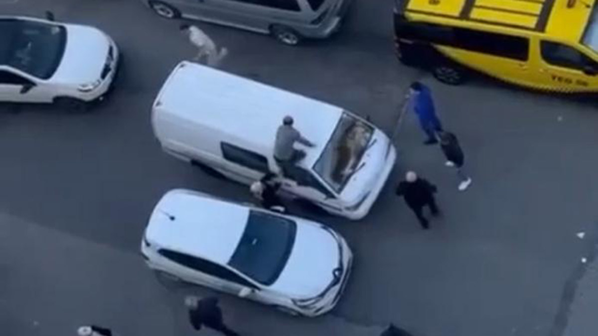 Trafikte dehşet anları! Aracın üzerine çıkıp camları balyozla kırdı