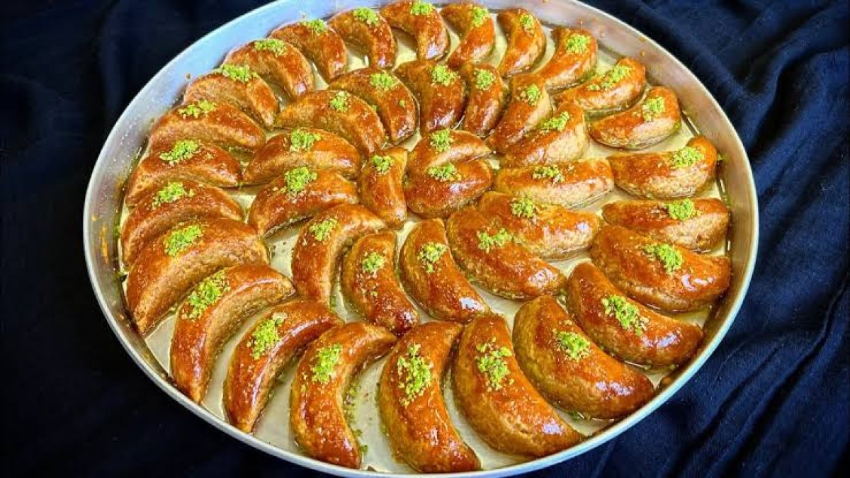 Ağızda kıyır kıyır dağılan ay tatlısı! Bu tarifi tadan baklava sanıyor