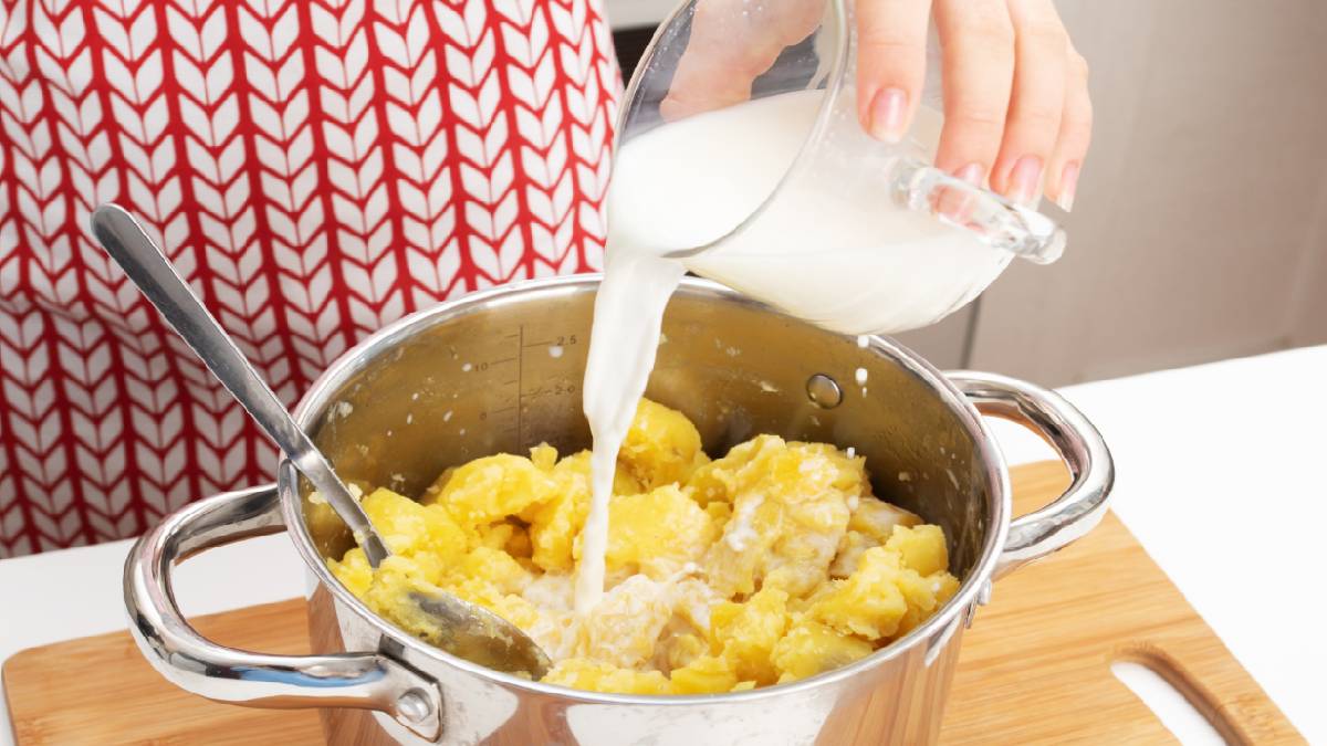 Krema gibi pürüzsüz oluyor, dondurma gibi ağızda kayıp gidiyor! Her yemeğin eşlikçisi!  İşte patates püresi tarifi…