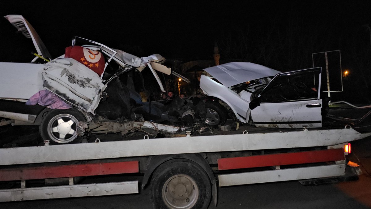 Üç aracın karıştığı feci kaza: Otomobil ikiye bölündü!