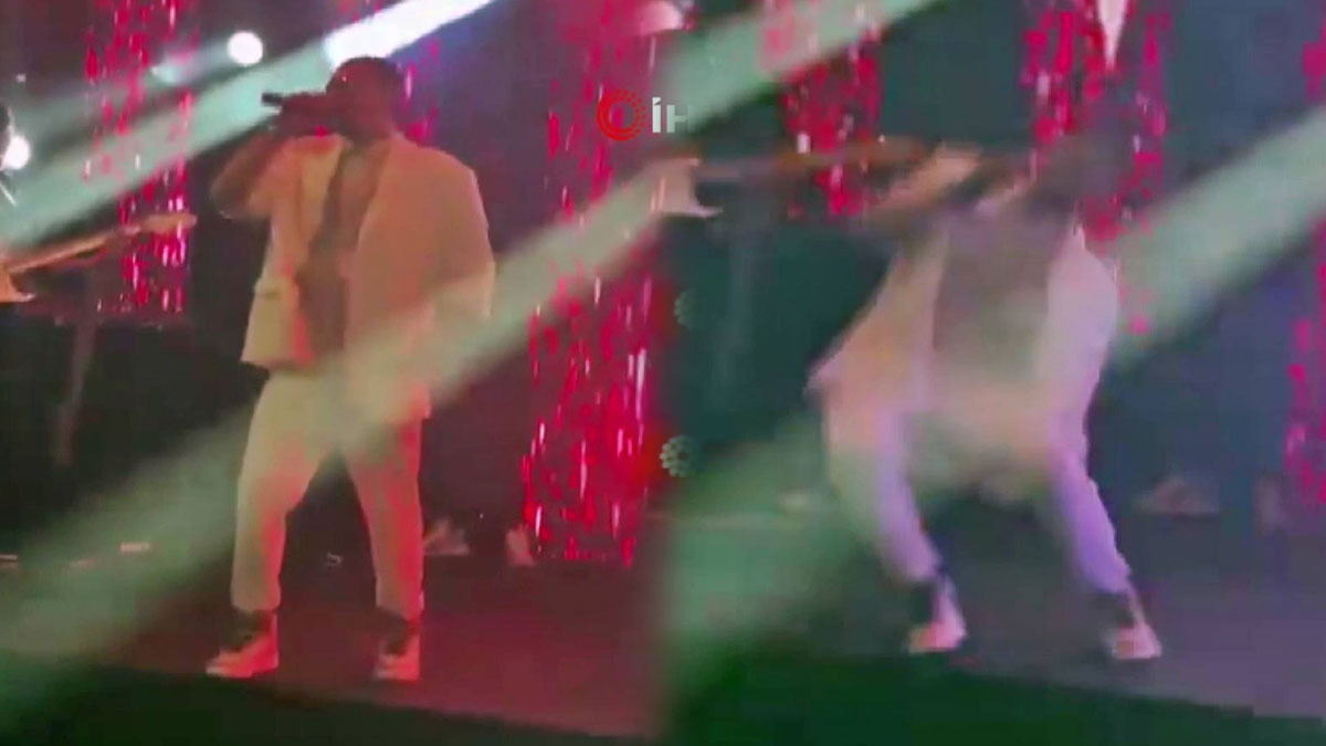 Ünlü şarkıcı sahnede kalp krizi geçirerek yaşamını yitirdi! Hayranları yasta, o anlar anbean kamerada