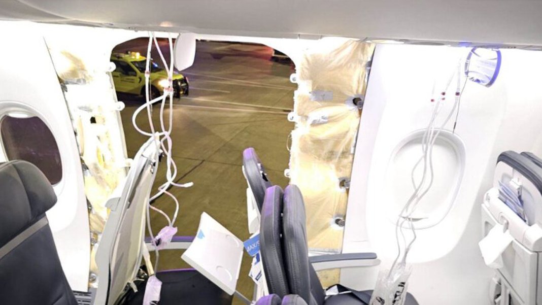 Uçak havadayken düşen parçası bahçede bulundu