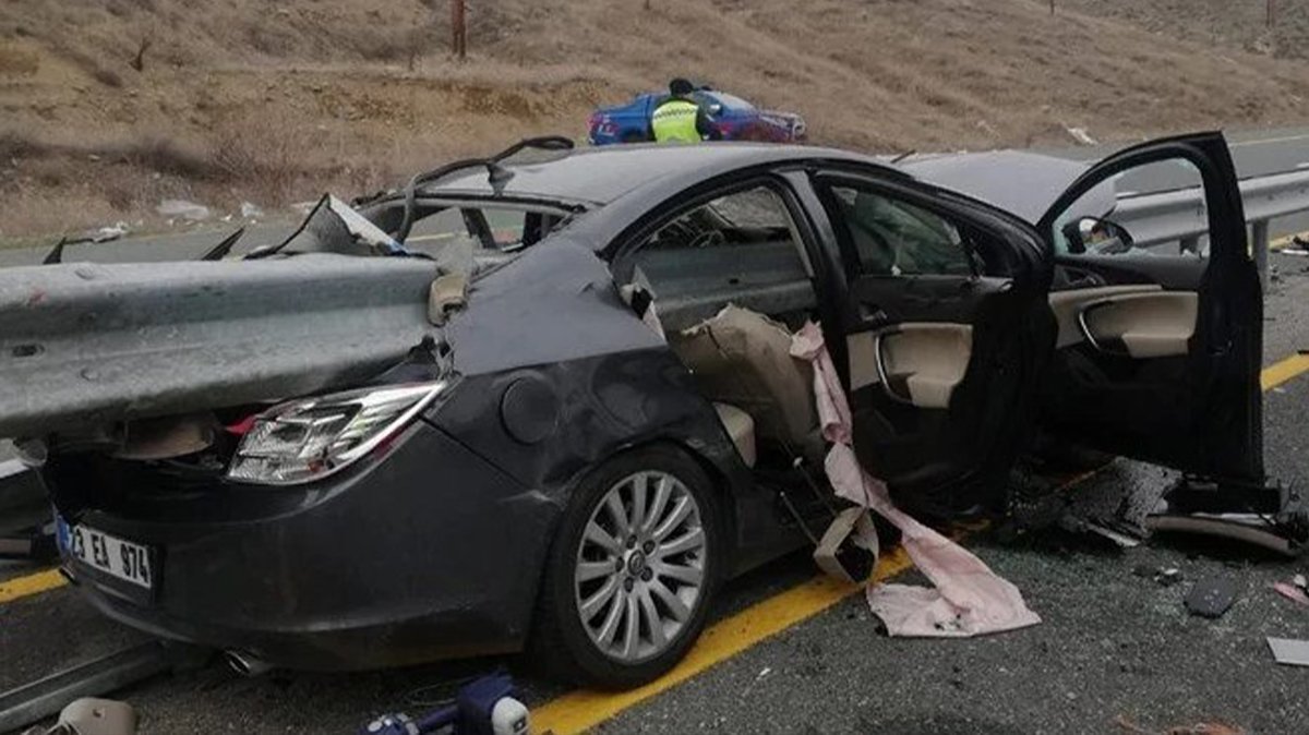 Otomobil bariyerlere ok gibi saplandı! 1 ölü, 1 yaralı