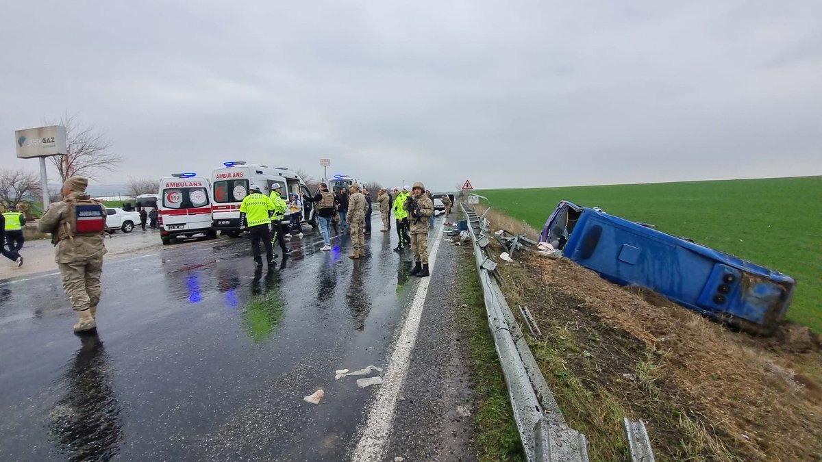 Hükümlüleri taşıyan cezaevi aracı şarampole devrildi: Çok sayıda yaralı var